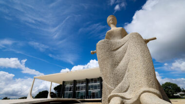 Independência dos poderes é pilar da democracia, mas o STF politizado ameaça o equilíbrio e abre espaço para abusos judiciais. Imagem referente a matéria