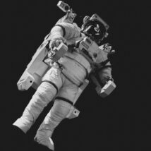 O ritmo de envelhecimento no espaço é mais rápido se comparado a Terra. Imagem referente a matéria