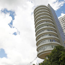 Símbolo da engenharia brasileira, o prédio giratório de Curitiba virou ícone da inovação que o mercado não sustentou. Imagem referente a matéria