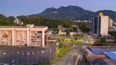 Jaraguá do Sul, conhecida como “cidade de bilionários”, é um dos principais polos econômicos de Santa Catarina. Imagem referente a matéria