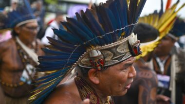 Manifestação de indígenas na COP 30: o que os impede de enriquecer? Imagem referente a matéria