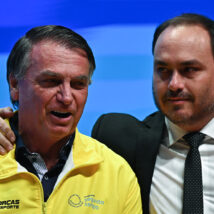Ex-presidente Jair Bolsonaro e seu filho, o vereador Carlos Bolsonaro. Imagem referente a matéria