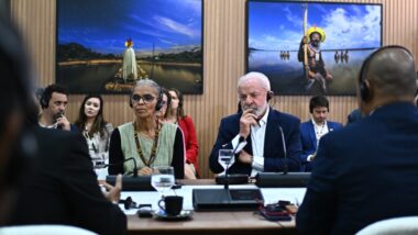 Lula com a ministra Marina Silva, do Meio Ambiente, em uma das rodadas de negociação da COP 30. Imagem referente a matéria